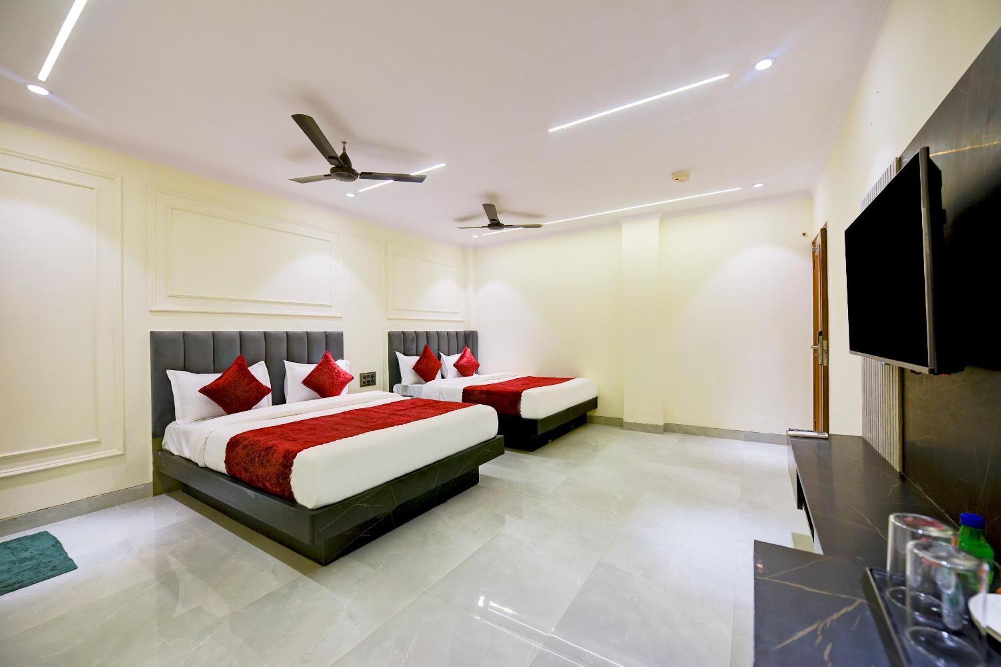 Hotel Surya Plaza Нью-Дели Экстерьер фото