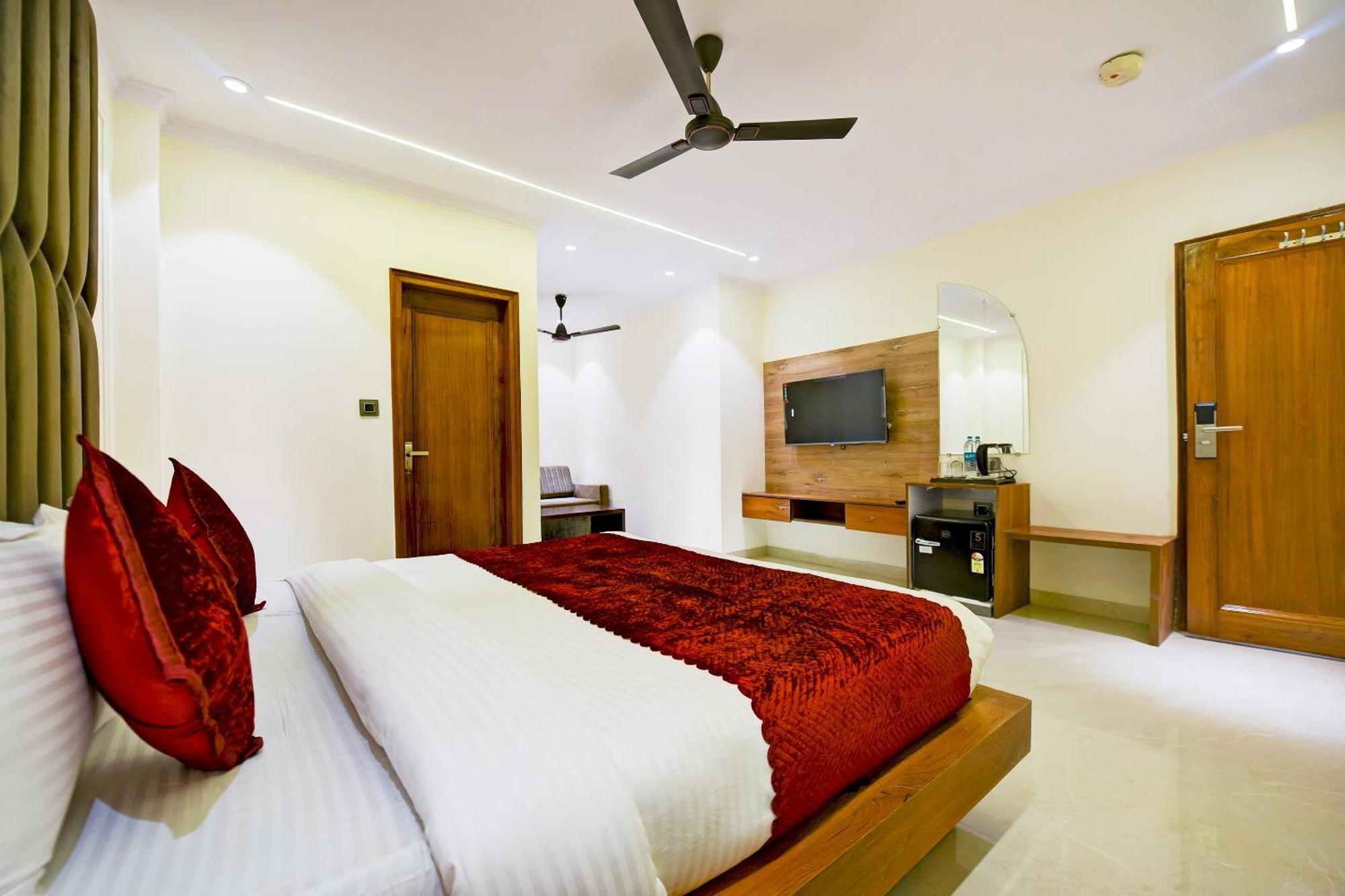 Hotel Surya Plaza Нью-Дели Экстерьер фото