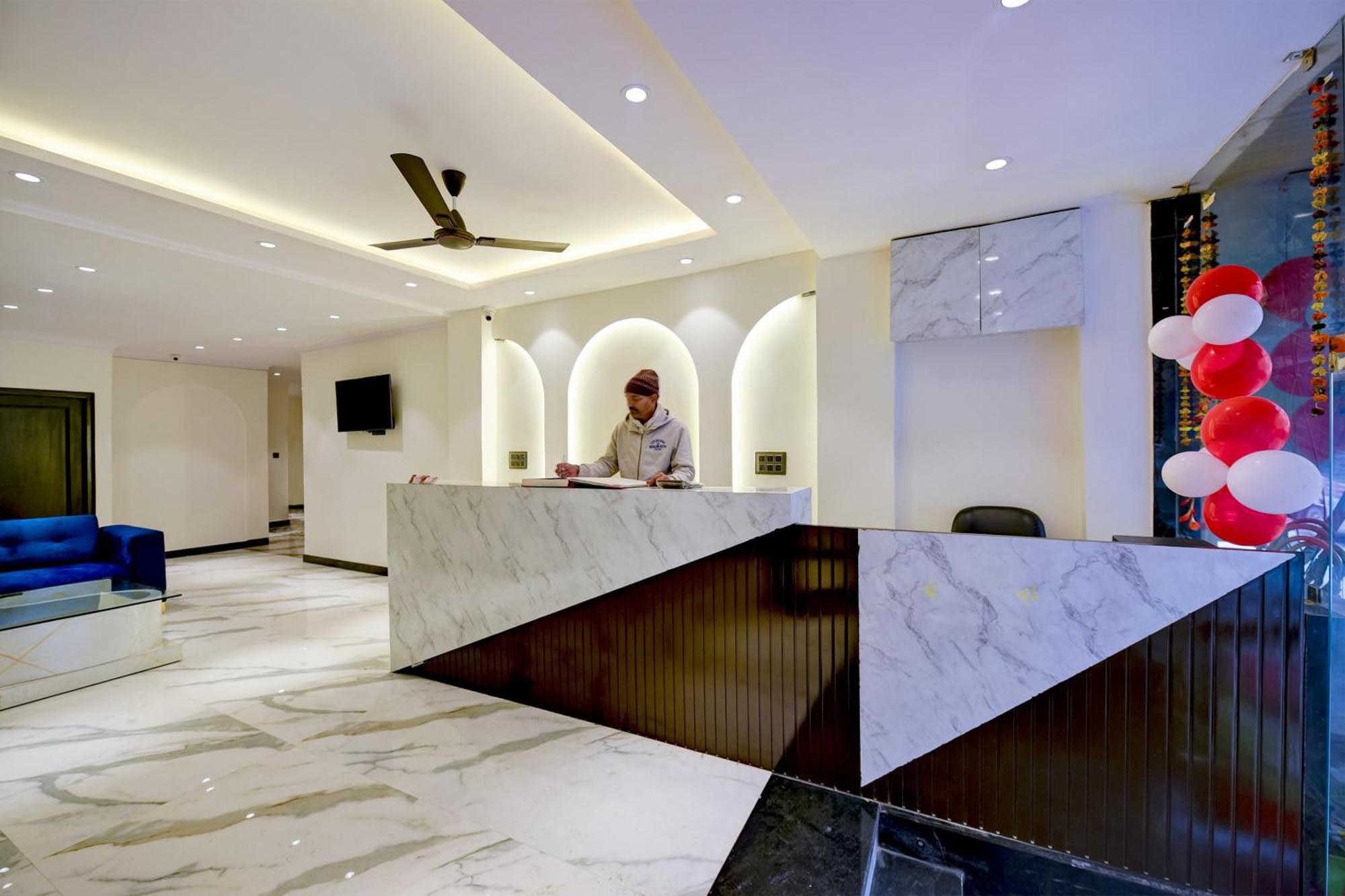 Hotel Surya Plaza Нью-Дели Экстерьер фото