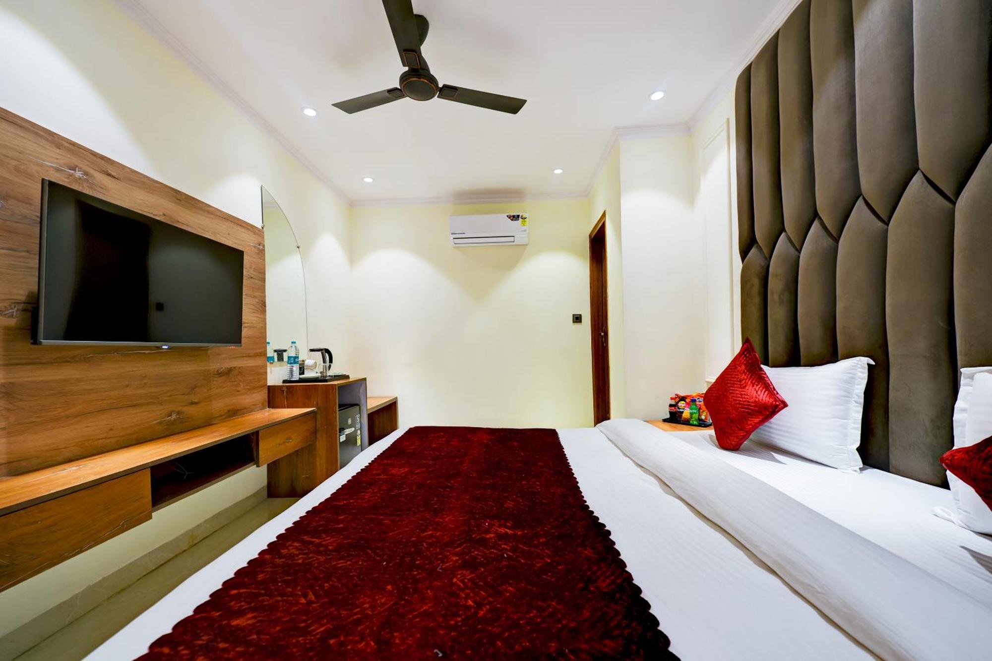 Hotel Surya Plaza Нью-Дели Экстерьер фото