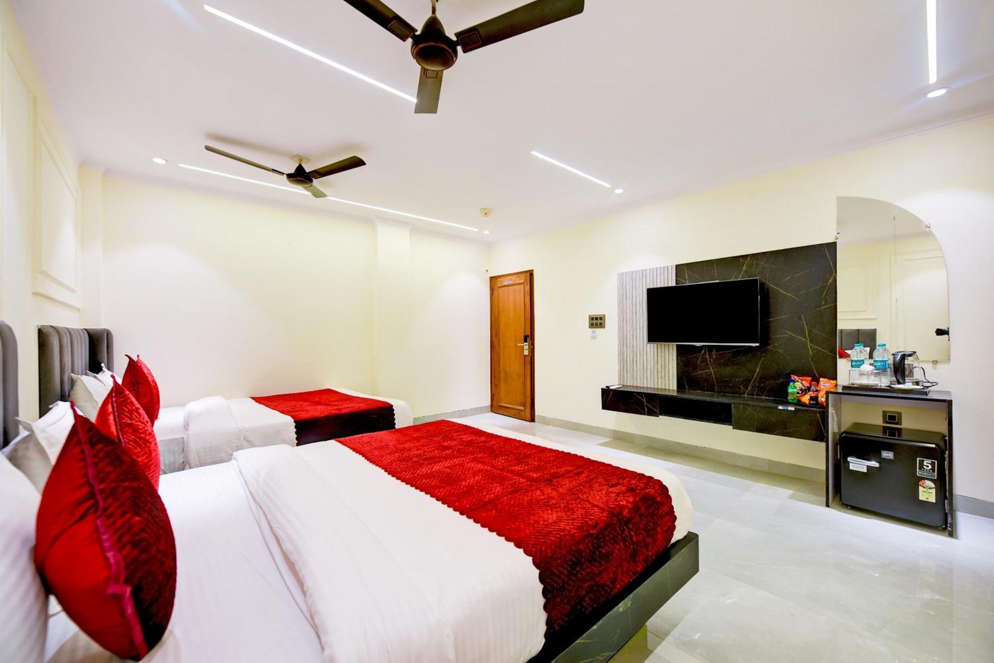Hotel Surya Plaza Нью-Дели Экстерьер фото