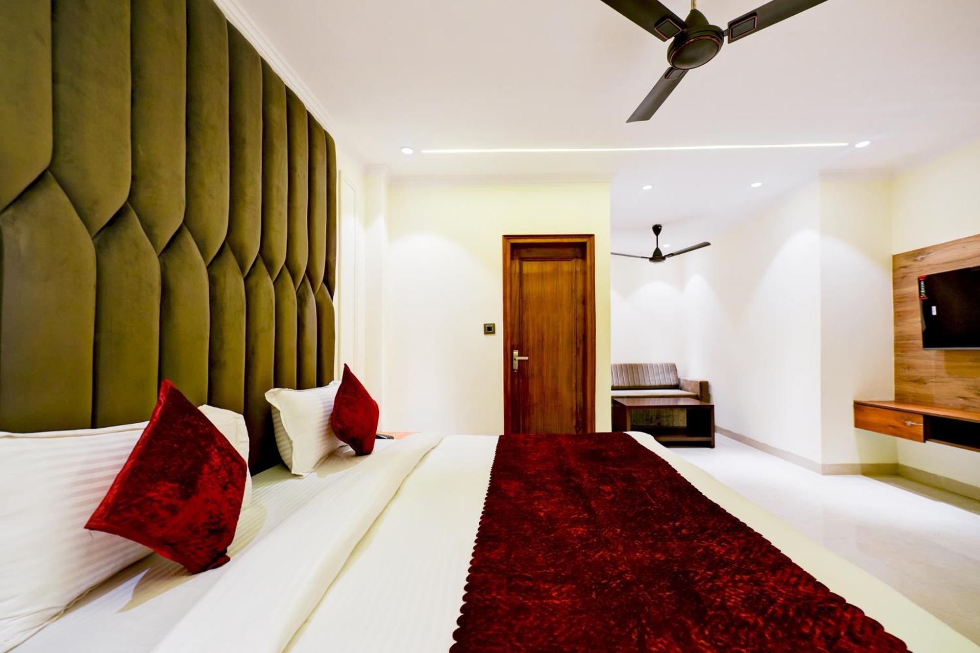Hotel Surya Plaza Нью-Дели Экстерьер фото