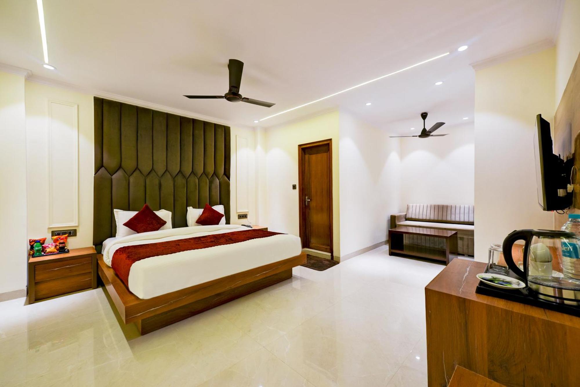 Hotel Surya Plaza Нью-Дели Экстерьер фото