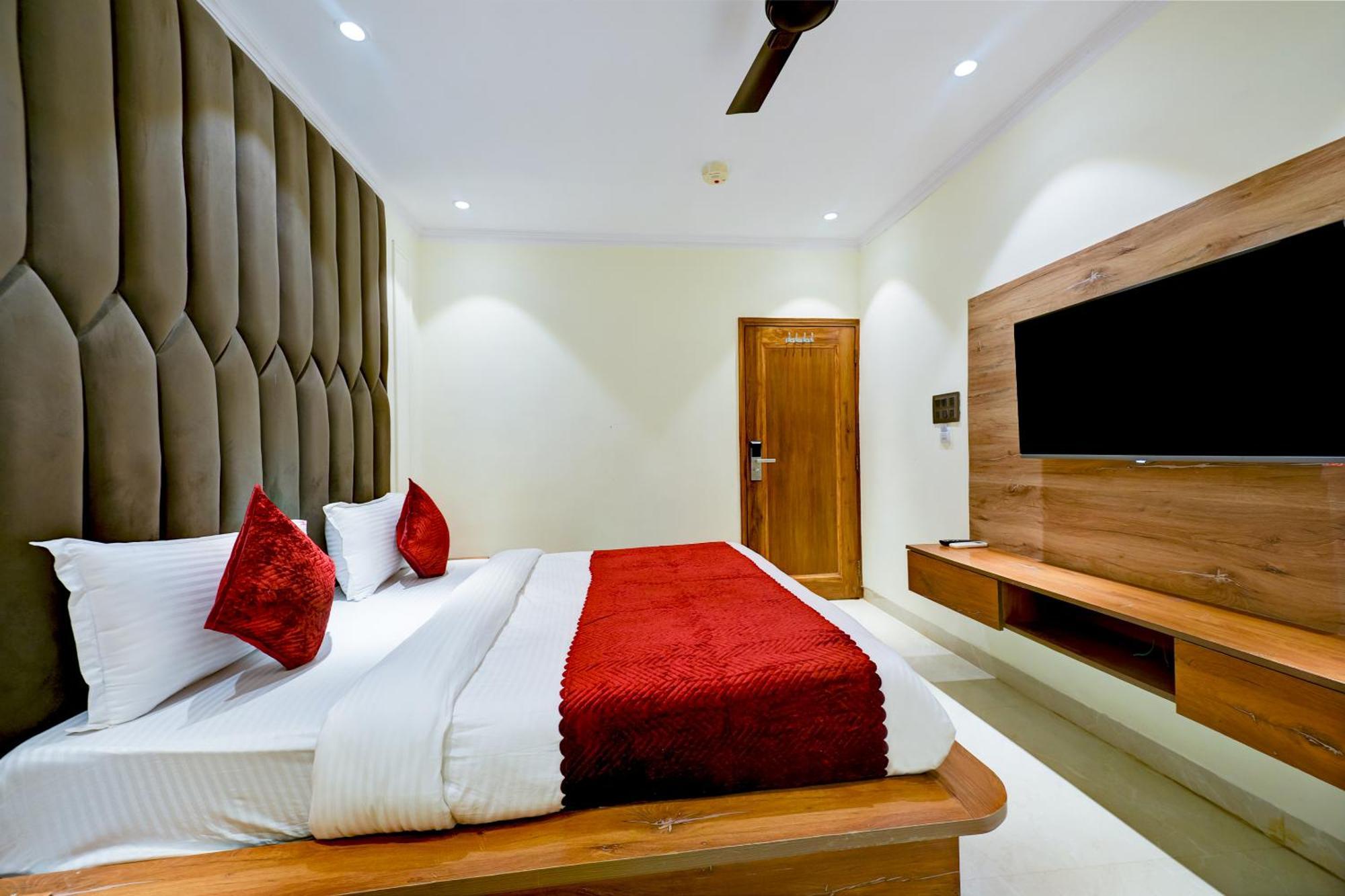 Hotel Surya Plaza Нью-Дели Экстерьер фото