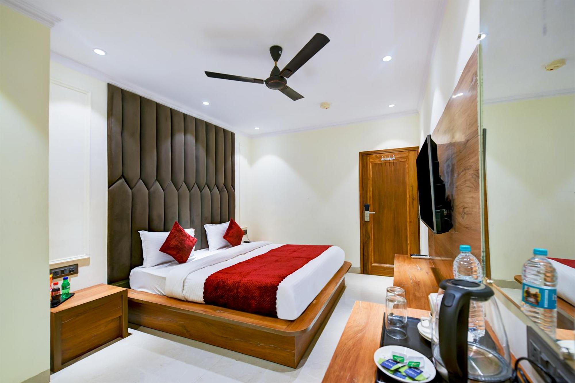 Hotel Surya Plaza Нью-Дели Экстерьер фото