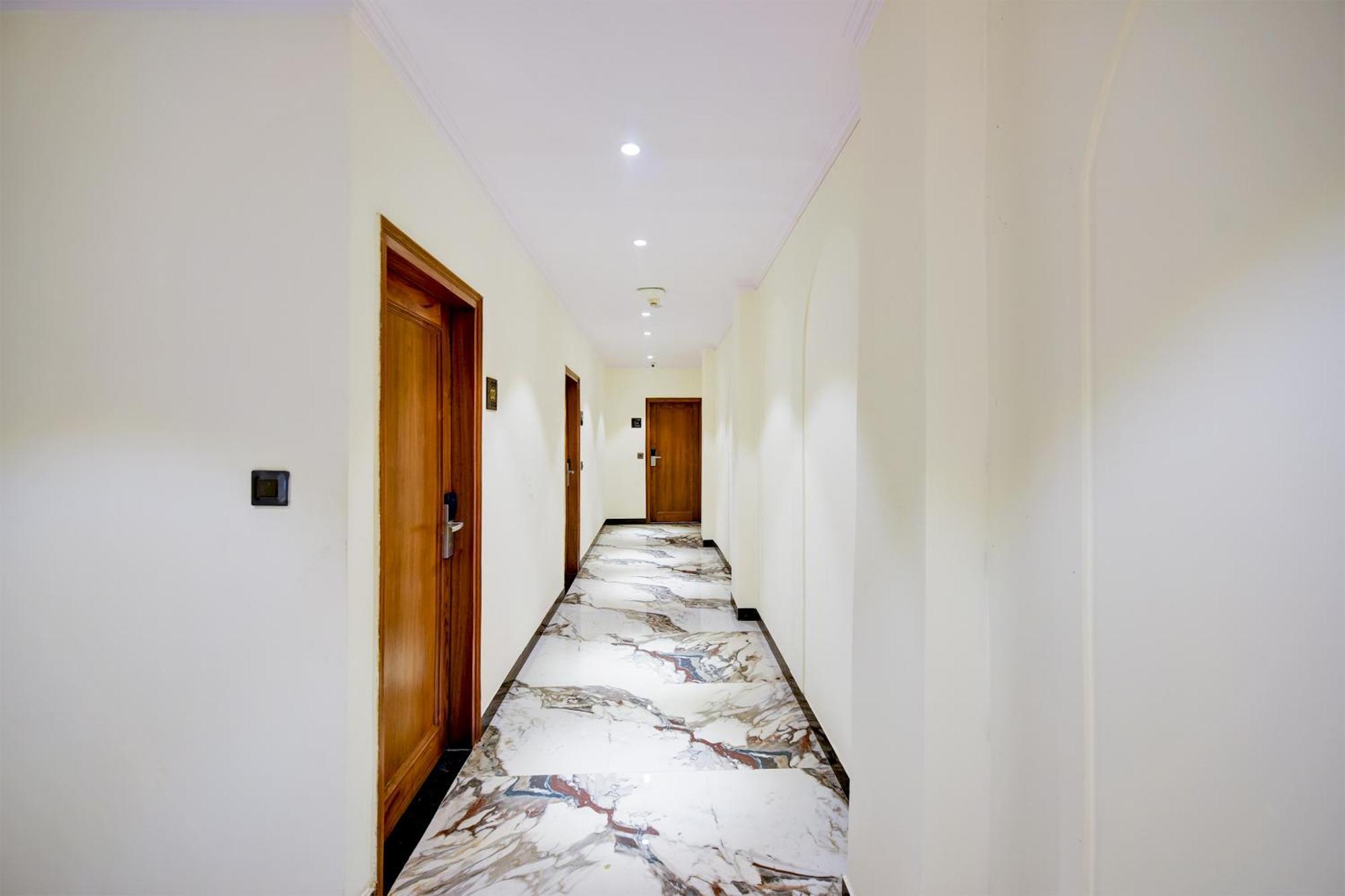 Hotel Surya Plaza Нью-Дели Экстерьер фото
