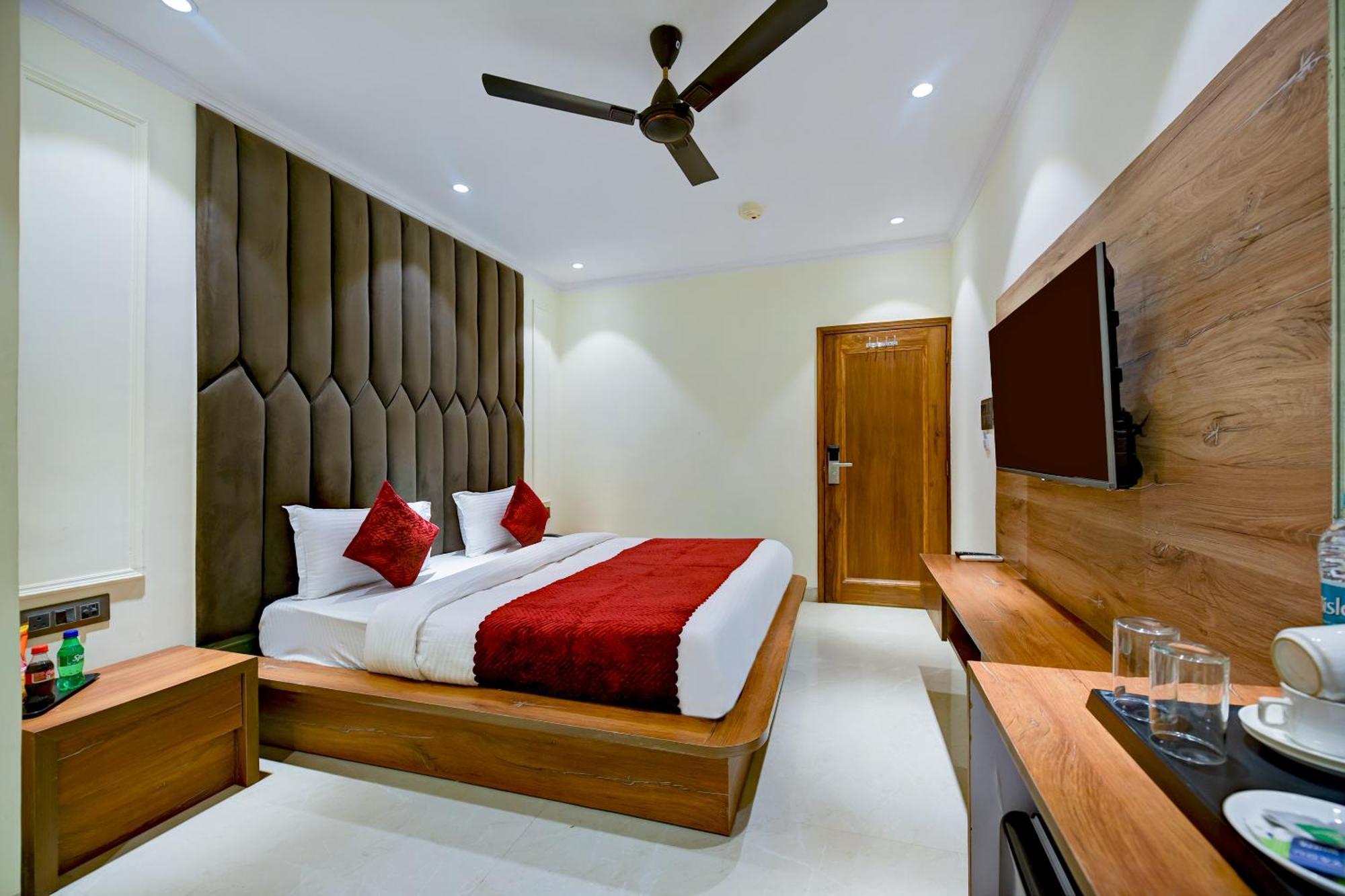 Hotel Surya Plaza Нью-Дели Экстерьер фото