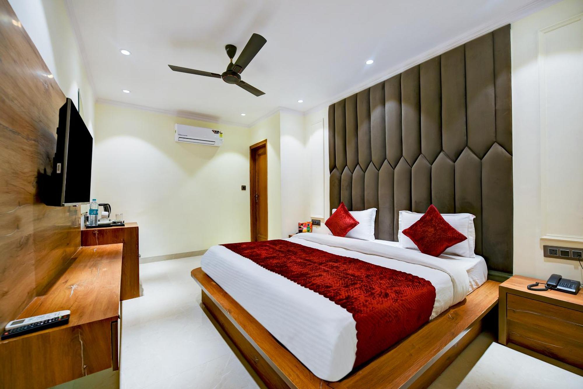 Hotel Surya Plaza Нью-Дели Экстерьер фото