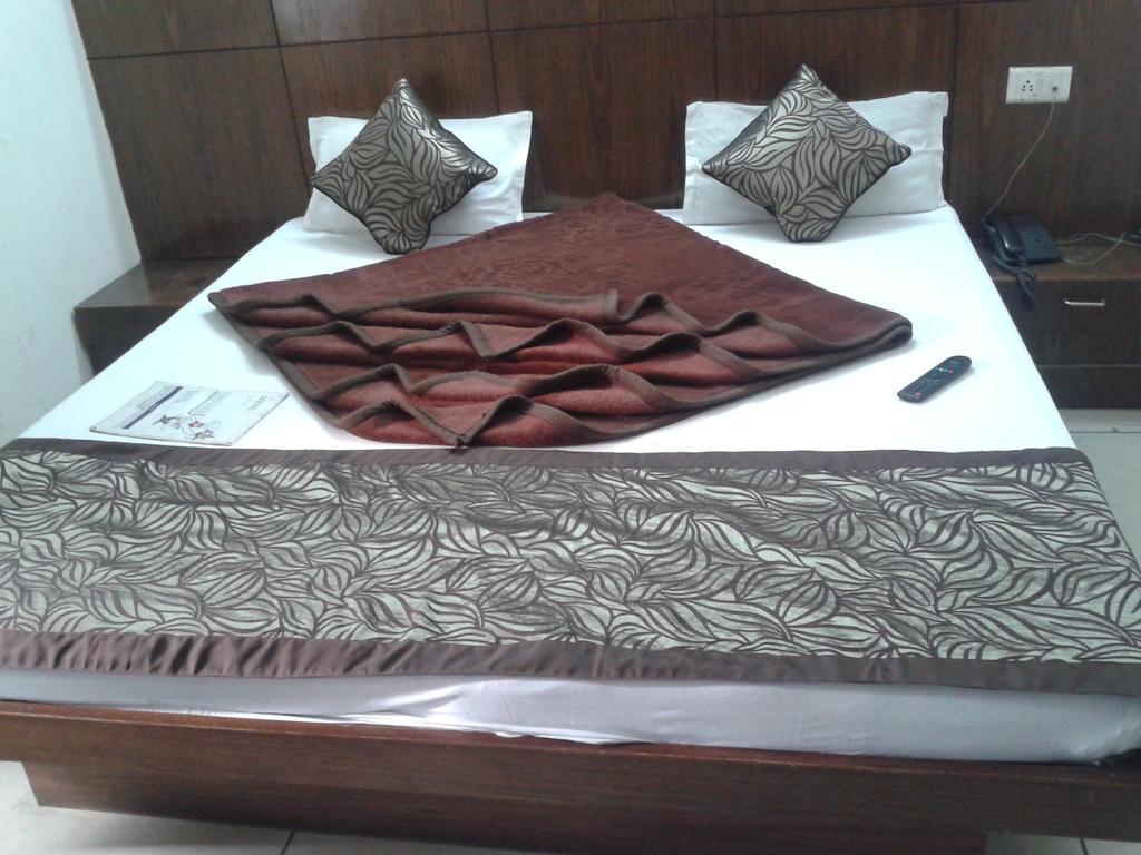 Hotel Surya Plaza Нью-Дели Экстерьер фото