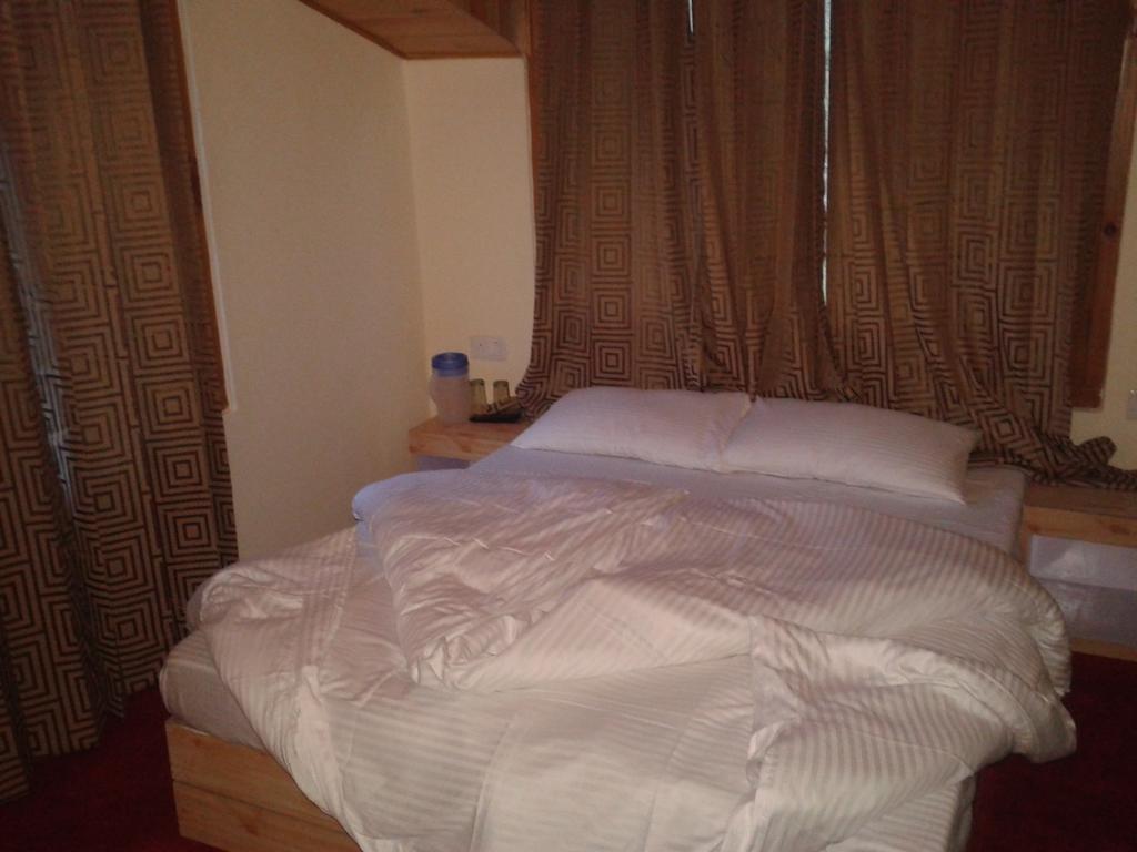 Hotel Surya Plaza Нью-Дели Экстерьер фото
