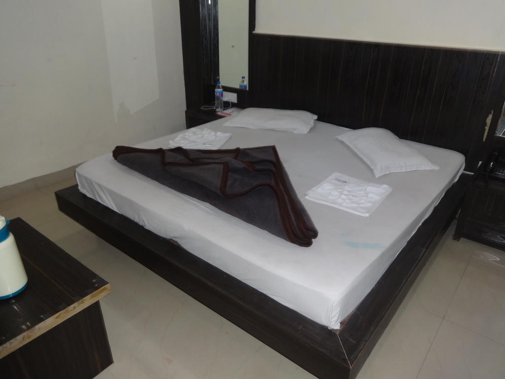 Hotel Surya Plaza Нью-Дели Номер фото