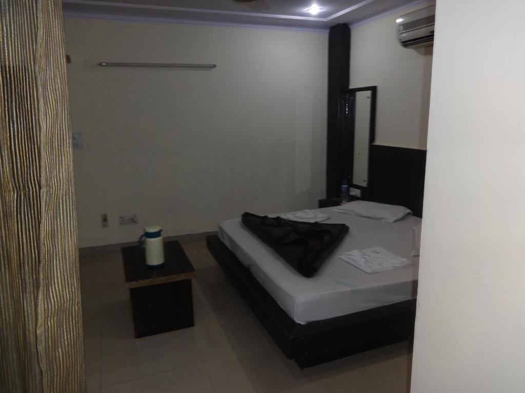 Hotel Surya Plaza Нью-Дели Экстерьер фото
