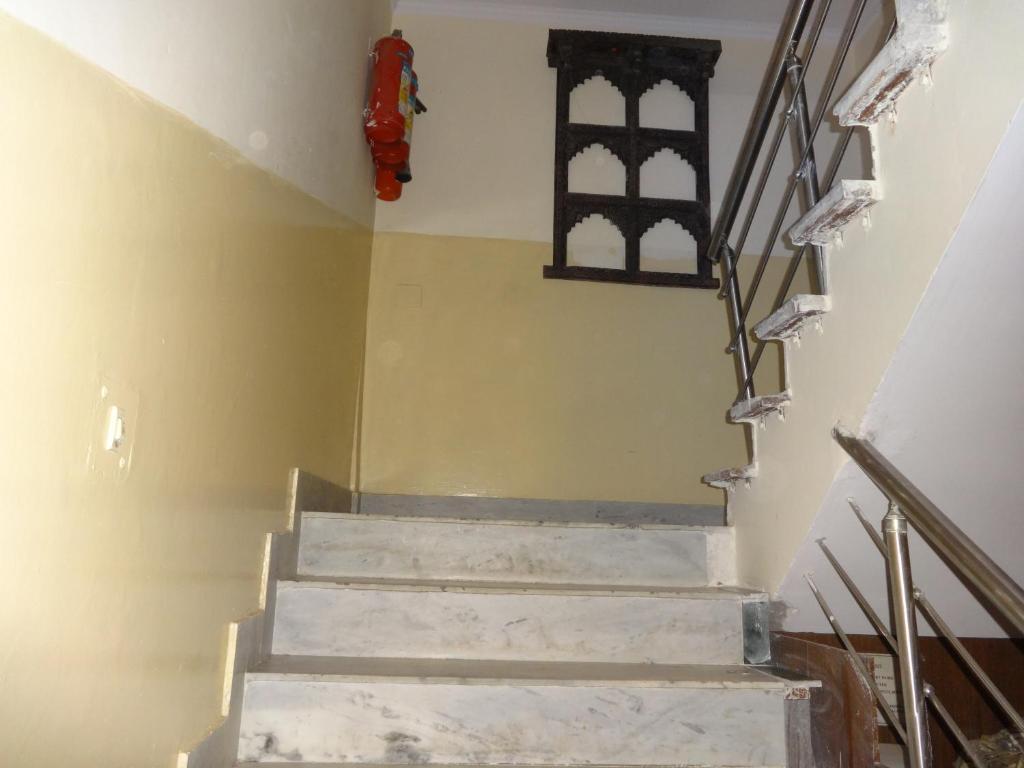 Hotel Surya Plaza Нью-Дели Экстерьер фото