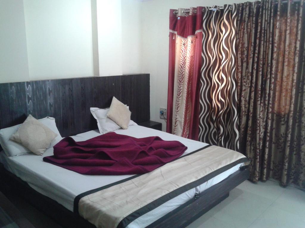 Hotel Surya Plaza Нью-Дели Экстерьер фото