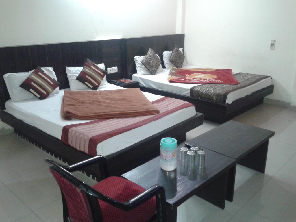 Hotel Surya Plaza Нью-Дели Номер фото