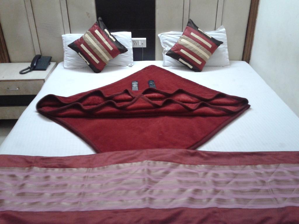 Hotel Surya Plaza Нью-Дели Экстерьер фото